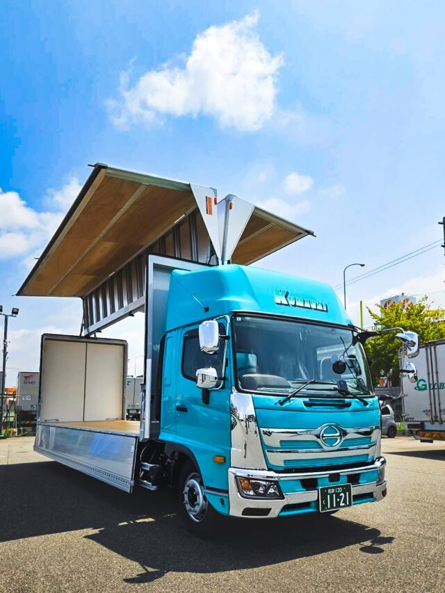 【納車式in大阪営業所】

こんにちは！熊谷運輸です🐻🚛

先日、大阪営業所に新しくトラックが納車されました。

本社社員は見に行けず…🌀

代わりに大阪営業所の社員の方が送ってくれました📸✨

ありがとうございます(^.^)

日野の大型車です💁🏻

これから色んな景色、ドライバーさんに見せてもらえよーっ！

（ウイング車ってバンザイしてるみたいだなぁ（´-`）.｡oO）

#物流 #物流業界 #運送会社 #食品 #冷蔵 #冷凍 #京都 #城陽市 #熊谷運輸
#就職 #就職活動 #就活生と繋がりたい #26卒 #27卒 #新卒 #新卒採用 #転職 #転職活動 #中途採用
#トラック #トラックドライバー #トラック魂インスタ部　#トラック女子 #トラガール #トラック好きな人と繋がりたい #トラックドライバーと繋がりたい #トラックドライバー募集 
#大型トラック #ウイング車 #プロフィア