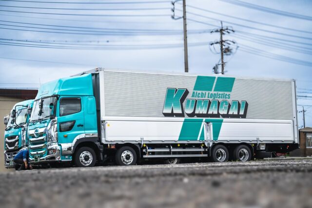 【新車納車 in 愛知営業所 2️⃣ 】

先日投稿した新車の【横写真ver】です😏✨

この写真も「いいな！」と思って、新車納車ネタ2投稿目（🫢）

（許して--😗）

#物流 #物流業界 #運送会社 #食品 #冷蔵 #冷凍 #京都 #城陽市 #熊谷運輸
#就職 #就職活動 #就活生と繋がりたい #26卒 #27卒 #新卒 #新卒採用 #転職 #転職活動 #中途採用
#トラック #トラックドライバー #トラック魂インスタ部　#トラック女子 #トラガール #トラック好きな人と繋がりたい #トラックドライバーと繋がりたい #トラックドライバー募集 #日野プロフィア #日野 #hino