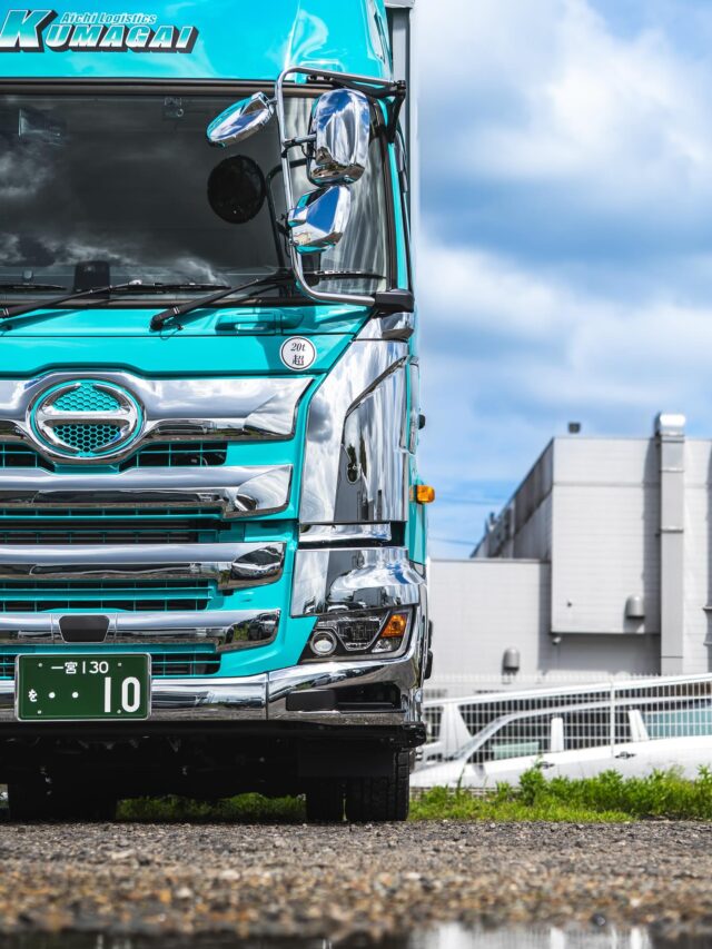 【新車納車 in 愛知営業所 】

こんにちは！熊谷運輸です🐻🚛

毎日暑い日が続いてますね……

みなさま体調管理 しっかりと‼︎🫡🚰🧂

・
・
・

さてさて。先日、愛知営業所に【新車が納車】されました✨

空の色、トラックの水色、画面が爽やかなブルーで溢れていて、涼しげな印象ですね( ◠‿◠ )🎐

(撮影はきっと暑かったでしょう……🫠)

#物流 #物流業界 #運送会社 #食品 #冷蔵 #冷凍 #京都 #城陽市 #熊谷運輸
#就職 #就職活動 #就活生と繋がりたい #26卒 #27卒 #新卒 #新卒採用 #転職 #転職活動 #中途採用
#トラック #トラックドライバー #トラック魂インスタ部　#トラック女子 #トラガール #トラック好きな人と繋がりたい #トラックドライバーと繋がりたい #トラックドライバー募集 #日野プロフィア #日野 #hino