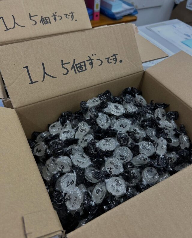 【ドライバーの皆様へ🧂🍬】

こんにちは。熊谷運輸です！

気付けばもう8月👒暑い毎日が続いております…🫠

そんな暑い中、配送や納品、洗車をしてくれているドライバーさん達。

見かける度に｢ご苦労様です」と思っています…😭

「外食ができる」、「スーパーで食品が買える」そういう当たり前を支えてくれてるんだな〜、と。

そんなドライバーの皆様に！#トラック協会 から、塩飴の差し入れが届きました📦🧂✨

パクッと塩分チャージして、本日の業務もお気を付けて行ってらっしゃいませm(_ _)m🫡🔋

#物流 #物流業界 #運送会社 #食品 #冷蔵 #冷凍 #京都 #城陽市 #熊谷運輸
#就職 #就職活動 #就活生と繋がりたい #26卒 #27卒 #新卒 #新卒採用 #転職 #転職活動 #中途採用
#トラック #トラックドライバー #トラック魂インスタ部　#トラック女子 #トラガール #トラック好きな人と繋がりたい #トラックドライバーと繋がりたい #トラックドライバー募集　
#塩飴 #熱中症にお気をつけください