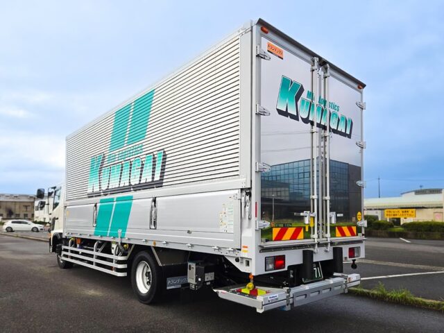 ‍
💁🏻‍♀️【トラック紹介】vol.1
こんにちは！熊谷運輸です🧸🏞

本日はトラックのご紹介✩.*˚

三重営業所で走っている日野の大型、レンジャーです。

トラックの後ろに景色が反射していて美しい…🏙✨

P.S.
Instagramが縦枠投稿になったので
プロフィール部分にトラックの全貌を載せるのが難しいですね🤨

#物流 #物流業界 #運送会社 #食品 #冷蔵 #冷凍 #京都 #城陽市 #熊谷運輸 #三重 #四日市 #トラック紹介
#就職 #就職活動 #就活生と繋がりたい #26卒 #27卒 #新卒 #新卒採用 #転職 #転職活動 #中途採用
#トラック #トラックドライバー #トラック魂インスタ部　#トラック女子 #トラガール #トラック好きな人と繋がりたい #トラックドライバーと繋がりたい #トラックドライバー募集