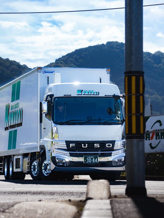 【新車が仲間入り】‎𖤐 ̖́-‬

こんにちは！熊谷運輸です🧸🏞

この度、新車が納車されました。

三菱ふそうの『 #スーパーグレート 』˚✧₊⁎❝᷀ົཽ≀ˍ̮ ❝᷀ົཽ⁎⁺˳✧༚

しかも新型🫣💫

旧式と比較して、安全性、経済性、快適性、がバージョンアップしてるみたいです🆙(⁎⁍̴̛ᴗ⁍̴̛⁎)

新型の特徴を三菱ふそうHPより引用⤵︎ 

☑️ 最新の予防安全システム

☑️パワフルな走りと経済性を両立した新型エンジン

☑️安らぎと誇りを感じる上質なインテリア

なるほど😳

歩行者や自動車だけでなく、会社のお財布やドライバーさんにも優しい仕様なんですね。

目指せ無事故👊🏻🎌

#物流 #物流業界 #運送会社 #食品 #冷蔵 #冷凍 #京都 #城陽市 #熊谷運輸
#就職 #就職活動 #就活生と繋がりたい #26卒 #27卒 #新卒 #新卒採用 #転職 #転職活動 #中途採用
#トラック #トラックドライバー #トラック魂インスタ部　#トラック女子 #トラガール #トラック好きな人と繋がりたい #トラックドライバーと繋がりたい #トラックドライバー募集 
#三菱ふそう #ふそうトラック部