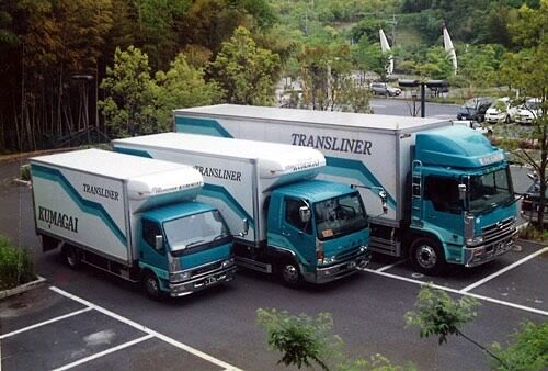 【今日で3️⃣9️⃣年目❕】
こんにちは！熊谷運輸です🧸🏞️

本日、10月22日で熊谷運輸は39年目を迎えました。

個人で始めた熊谷運送から、今やグループ合計270名の株式会社熊谷運輸となり、物流を支えています。

拠点も京都だけにとどまらず、大阪、三重、滋賀、愛知と各地域に拡大中。

ご関係者の方々、熊谷運輸で働く方々、フォロワーのみなさまに「39」（サンキュー）の気持ちを込めまして、今後とも株式会社熊谷運輸をどうぞよろしくお願いいたします‪❣️

（懐かしい熊谷運輸のトラックを添えて…）

#物流 #物流業界 #運送会社 #食品 #冷蔵 #冷凍 #京都 #城陽市 #熊谷運輸 #創業39年  #サンキュー #39 
#就職 #就職活動 #就活生と繋がりたい #26卒 #27卒 #新卒 #新卒採用 #転職 #転職活動 #中途採用
#トラック #トラックドライバー #トラック魂インスタ部　#トラック女子 #トラガール #トラック好きな人と繋がりたい #トラックドライバーと繋がりたい #トラックドライバー募集