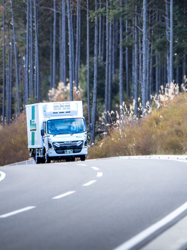 【新車が入りました】
こんにちは！熊谷運輸です🧸🏞️

2025年ラスト投稿は✨新車投稿✨です👐🏻

いすゞの【エルフ】で、新センター設立予定地である宇治田原町を一走り。

雄大な自然の中を走る白色のトラックが映えています😌❕

さてさて…

2025年も殘りあと少し！

皆様今年もお世話になりました💮

よいお年をお迎えください♨️

株式会社熊谷運輸

#物流業界 #運送会社 #食品 #冷蔵 #冷凍 #京都 #城陽市 #熊谷運輸
#就職 #就職活動 #就活生と繋がりたい #26卒 #27卒 #新卒 #新卒採用 #転職 #中途採用
#トラック #トラックドライバー #トラック魂インスタ部　#トラック女子 #トラガール #トラック好きな人と繋がりたい #トラックドライバーと繋がりたい
#エルフ #いすゞ #熊谷トラック 🐻🐯
#大晦日 #2025年 #世界は誰かの仕事でできている
