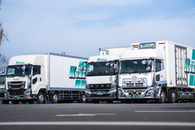 【大型車スリーショット🤩🤳🏻】

こんにちは！熊谷運輸です🧸🏞️

車庫にて各会社のトラックが並んでいました🚛✖️3️⃣

左から、#いすゞ #ふそう #ud です💁🏻‍♂️💫

うん🙂‍↕️結構いい感じ‥ჱ̒˶ｰ̀֊ｰ́ ) （自画自賛）

#熊谷運輸 #トラックドライバーと繋がりたい