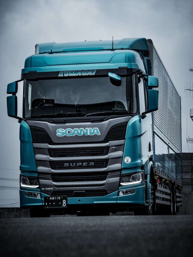 【ついに外車納車】
こんにちは！
熊谷運輸です！

実はなんとなんと！
熊谷運輸初の外車、SCANIA（スカニア）新車で納車しました！！

実は今回は熊谷運輸も39年を迎えたということで
サンキューの意味をこめて、特別仕様車にしております🟩

SCANIAロゴも緑色ですし、実はトラックのロゴも限定仕様です🙆

そのロゴはまた後日お見せしますので
今回はまだ見せません🥺笑

この車両は長距離で走っているため、見かけたらレアですよ🫵
見かけた方や見かけたい方はいいね下さい❤️

（マジで派手です。）

#熊谷運輸 #ドライバー #スカニア #scania #新卒