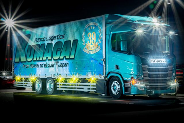 39周年。サンキュー。ありがとうの意味を込めて🙏

弊社初となるSCANIA（スカニア）を新車で納車しました。

夜は映える。昼は際立つ。
夜と昼で、ここまで表情が変わるなんて。。🥺

そして、いつもの車両と並べてツーショット。

ある意味、これからの熊谷運輸を象徴する1台です。

実はこちら、後ろまでしっかり専用ロゴです🟩

次回は後ろ↩️
公開しますので気になる方は
いいね❤️または保存💾を押してお待ち下さい🙇

（めちゃくちゃ派手じゃないですか？）

#熊谷運輸 #トラック #ドライバー #scania #スカニア