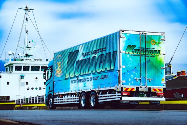 39年目。

初めて迎えたSCANIA。

フロント、サイド、そして最後はリア
全貌公開です。

細部までこだわった39周年特別仕様。

この一台に、
これまでの積み重ねと、これからの想いを。

ここからまた、新しい一歩を踏み出します🦶

ちなみに皆様はどの角度から見るトラックが好きですか？
コメントで教えてください📝

（このトラックに関しては後ろからが好き）

#熊谷運輸 #ドライバー #スカニア #scania #新卒