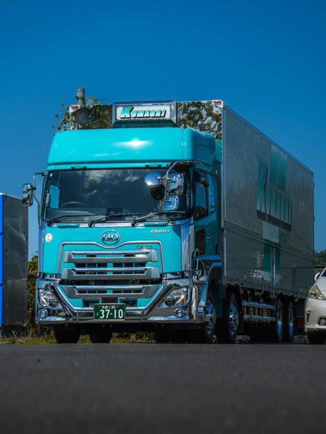 【新車情報】UD / QUON / 本社

UDのQUONは日本語の久遠（くおん）に由来しているそう。
意味は果てしなく長い時間、遠い過去や未来を表しています。
「今まで」の熊谷運輸、そして「これから」の熊谷運輸を背負って、本日も出発です！

#熊谷運輸 #ud #quon #トラックドライバー募集 #fyp