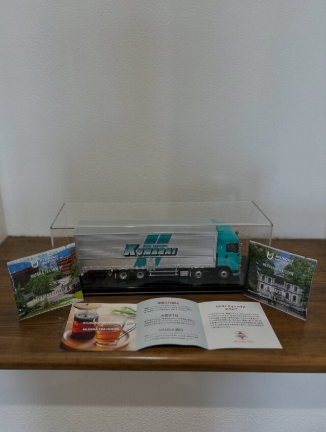 こんにちは！熊谷運輸です！

ついに7月👒2026年も残り半分と、時の流れが早いです。

さてさて、7/1に熊谷運輸は #龍谷大学 に行って参りました！

なんと、心理学部の「キャリアと心理」という講義に参加📚

「大学での学びが社会人生活にどう役立っているのか」というテーマで、企業ゲストの1社として学生さん達とお話させてもらいました☺️

様々な質問があり、こちらも学びとなる時間となりました◎

学生さんにとって意義のある時間となっていれば嬉しいです(*^^*)

お土産に紅茶をいただきましたので、トラックと一緒に撮影🫖🚛✨

みなさまありがとうございました！

#熊谷運輸 #トラックドライバー募集 #ムレスナティーハウス #fyp