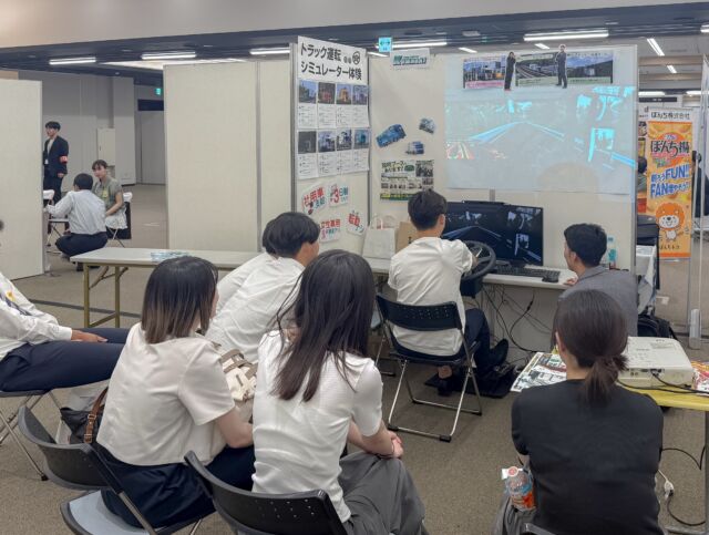 【#スーパービジネスフォーラム】に参加❕
こんにちは！熊谷運輸です。

先日、#学情 さん主催の 合同企業説明会説明会に参加してきました✊🏻

説明会ブースに加え・・・

✨トラックシュミレーションブースも✨

写真はその様子です👆🏻👆🏻

トラックは、8台の中からお好きなものを選択🚚🚛

見た目はもちろん、大きさや性能までこだわりました🫣

そのうち、1台をご紹介😉

熊谷運輸✖️学情さんコラボトラック💚❤️

このトラックを選択した学生さんは、就活がうまくいくとか…😳

無事故&無違反でゴールした学生さんには豪華景品のご用意💫

上級・中級・初級から選んだコースに応じて、景品が異なります🫣

上級コースをクリアすると #ハーゲンダッツ 引換券🎟️🍨

（う、羨ましい…）

もちろん！説明ブースもございます💁🏻‍♂️✴︎

今回もたくさんの方にお越しくださいました😌

ブースに来て下さった学生さん、準備してくださった学情さん、皆様ありがとうございました❗️

#熊谷運輸 #トラックドライバー募集 #就活生と繫がりたい